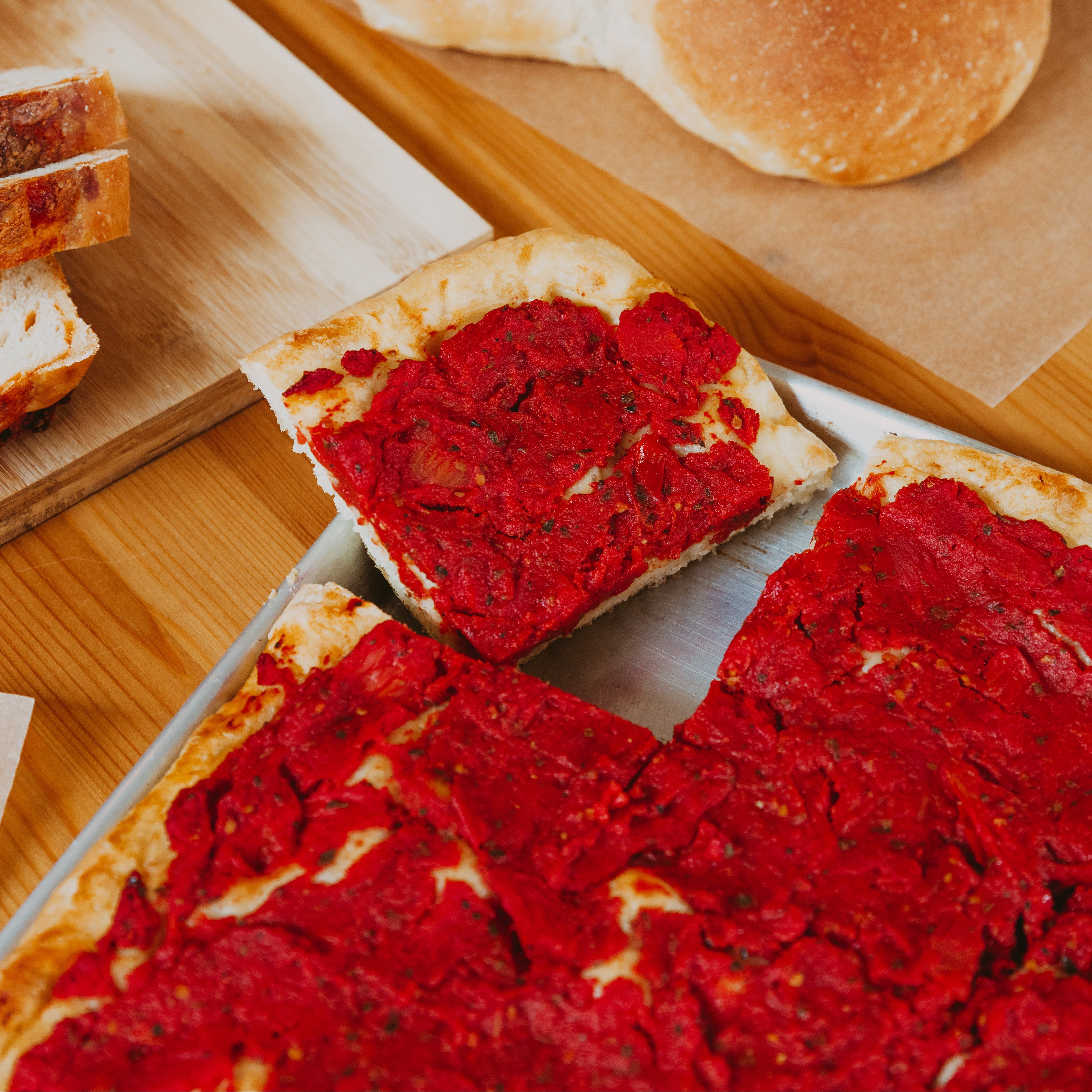 Pizza aux tomates cuite dans l'huile d'olive 