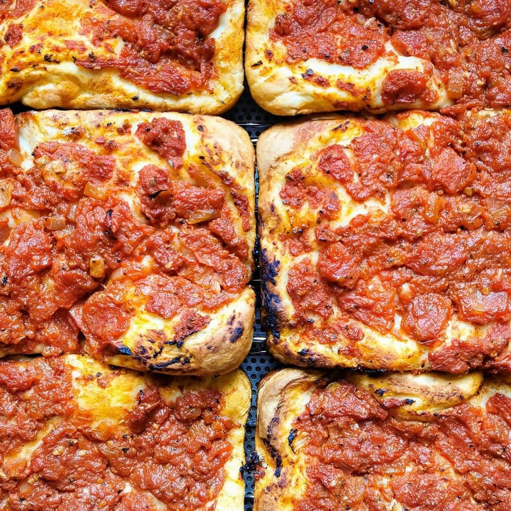 Pizza aux tomates cuite dans l'huile d'olive